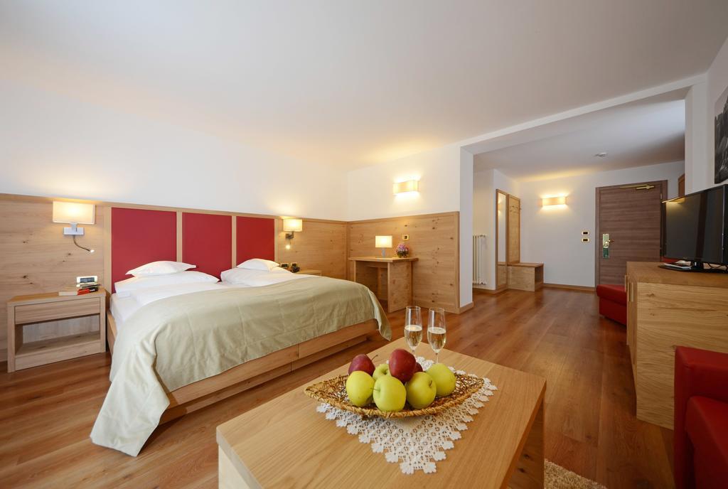 Hotel Gran Paradis Campitello di Fassa Camera foto