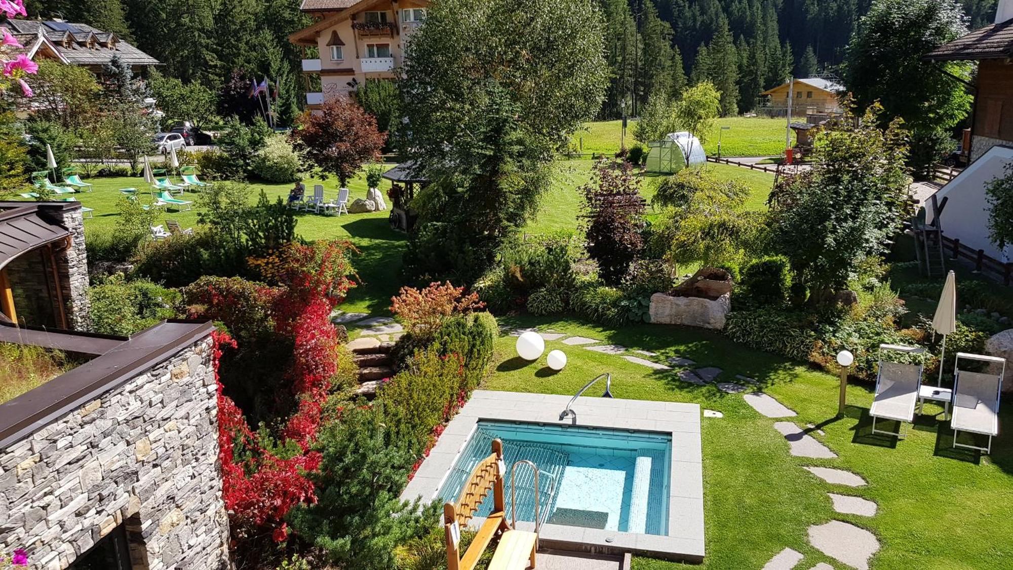 Hotel Gran Paradis Campitello di Fassa Esterno foto