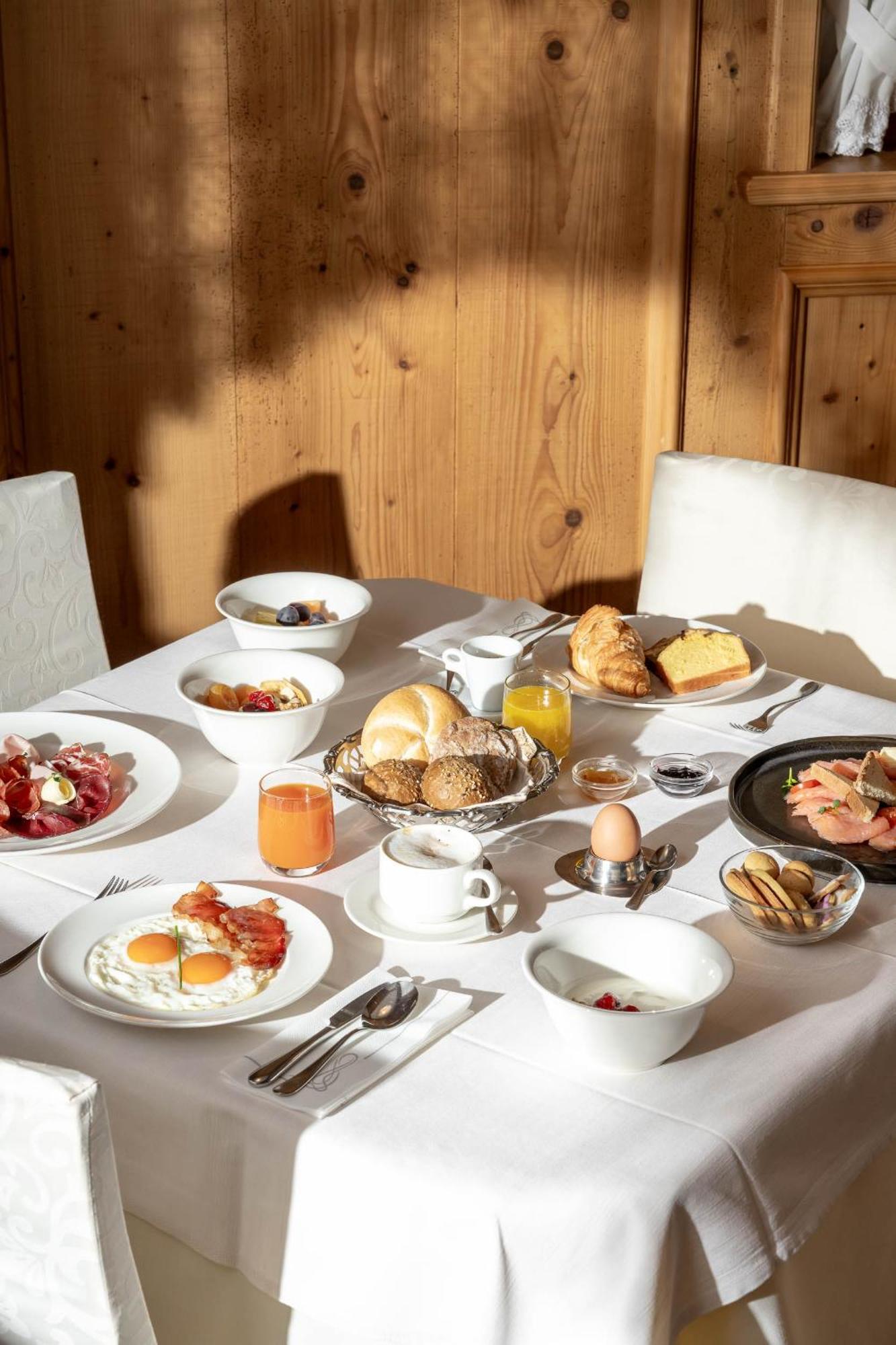 Hotel Gran Paradis Campitello di Fassa Esterno foto