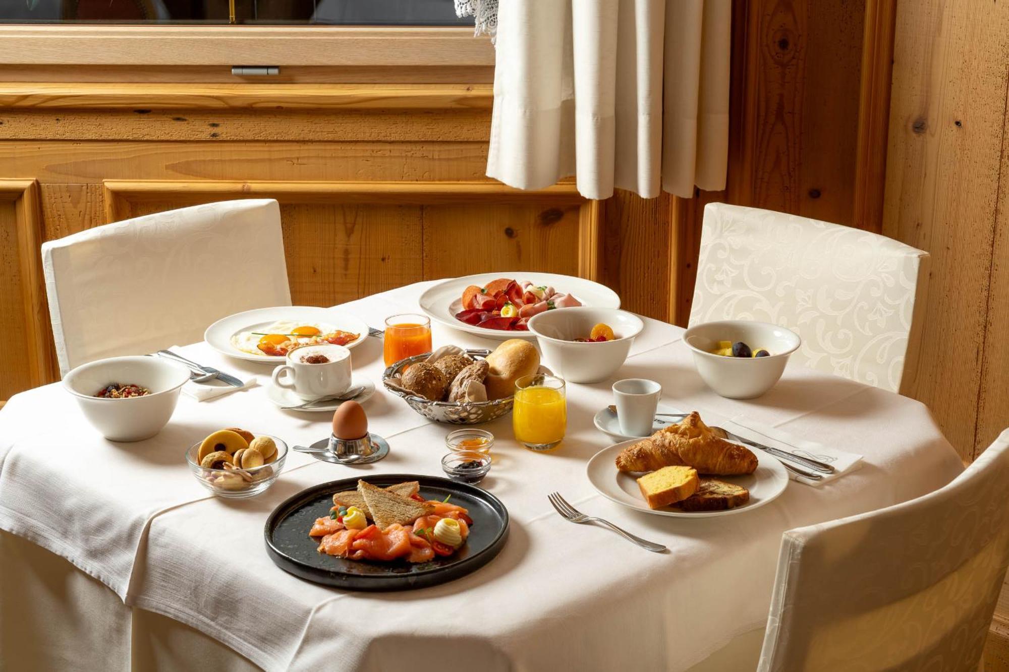 Hotel Gran Paradis Campitello di Fassa Esterno foto