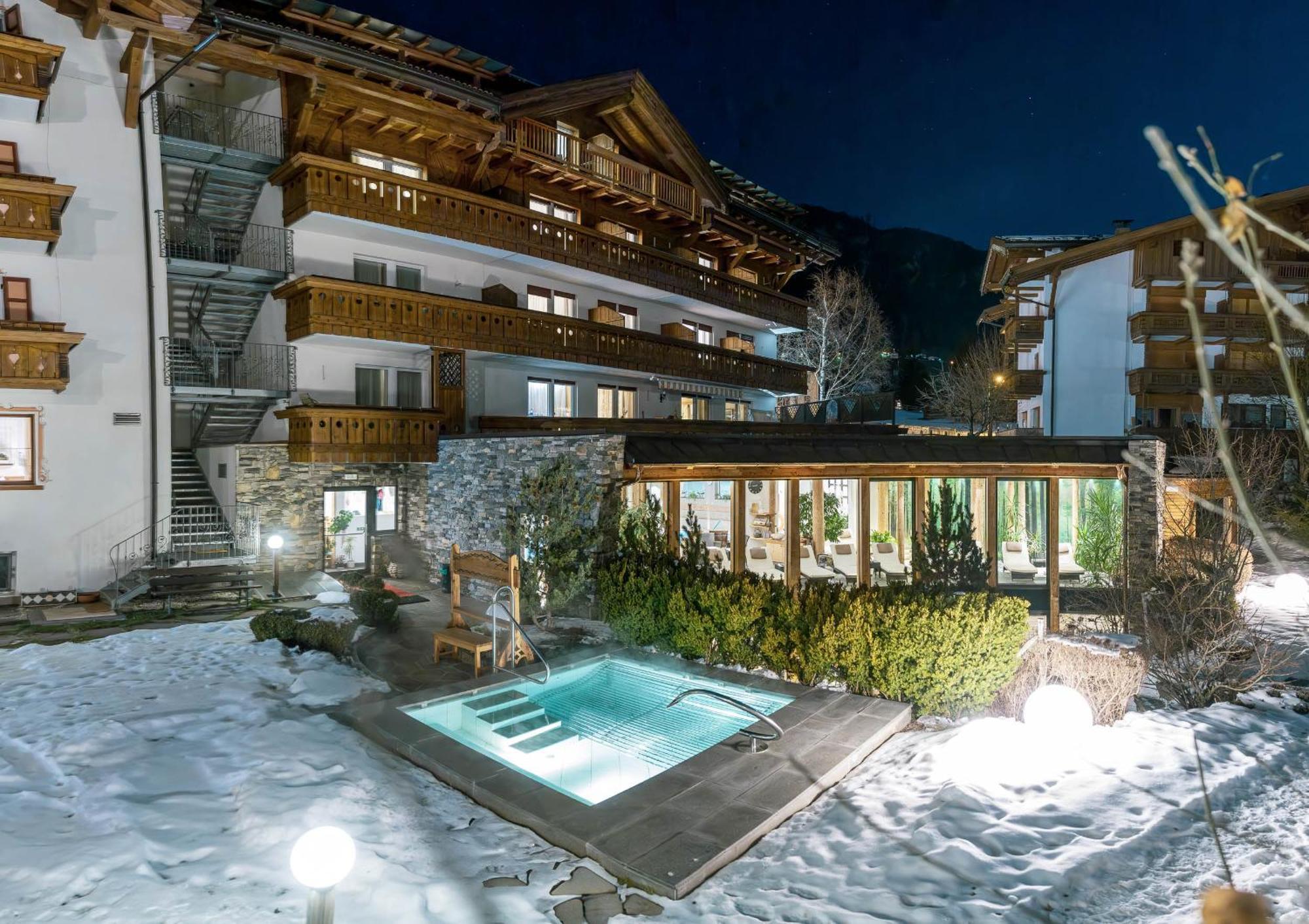 Hotel Gran Paradis Campitello di Fassa Esterno foto