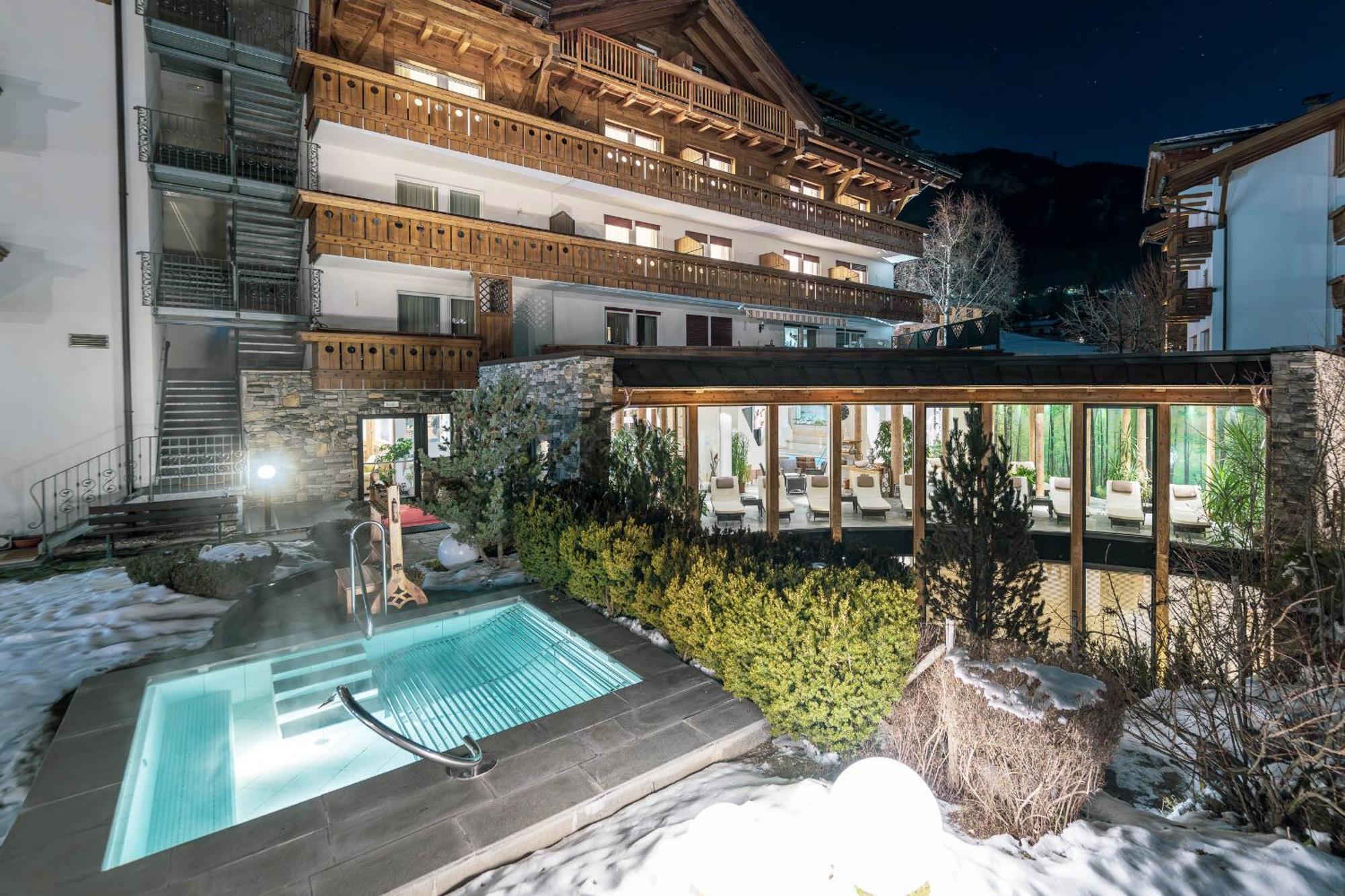 Hotel Gran Paradis Campitello di Fassa Esterno foto