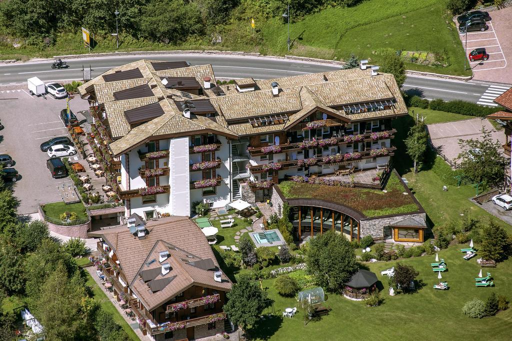 Hotel Gran Paradis Campitello di Fassa Esterno foto